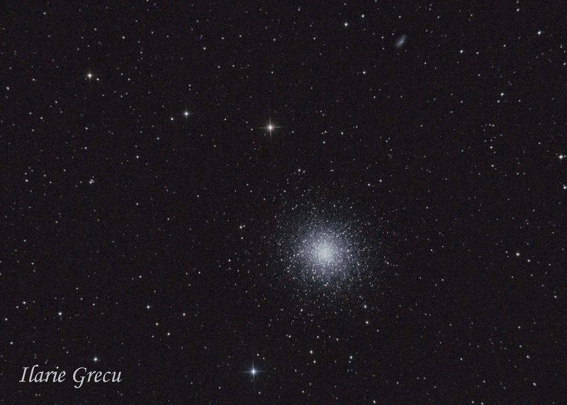 Messier 13 sau NGC 6205 este un Globular Cluster (roi globular inchis) in constelatia Hercule sau Hercules numarand peste 300.000 de stele. Expunere: 4x1min, ISO 4000 sursa: wiki 965799_546596568708899_1958461506_o.jpg